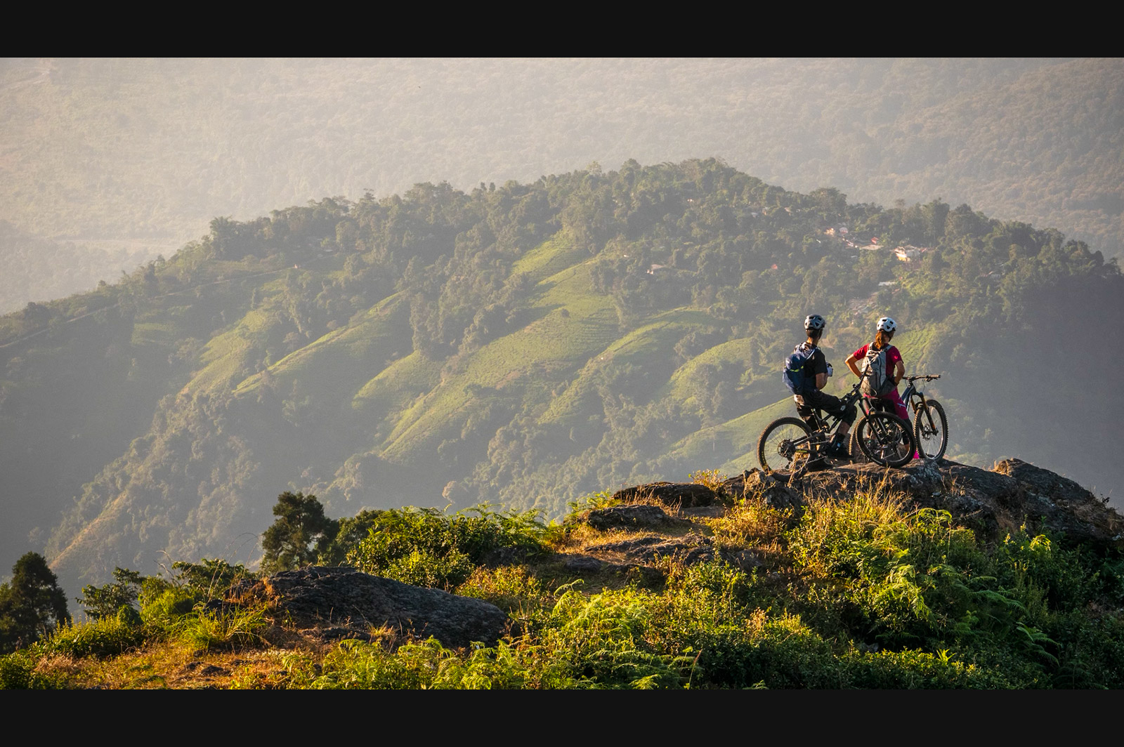 Docu Ontdek de mountainbike trails van India met Steffi Marth en ABUS